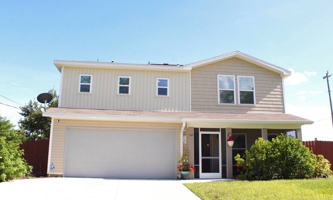 Diplomat House | Lovelee Villa Cozy 2-Story Home in Beautiful Cape Coral!
