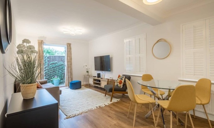 Cambridge Apartment | Lovely 1 Bed Apartment With Free Parking & Garden