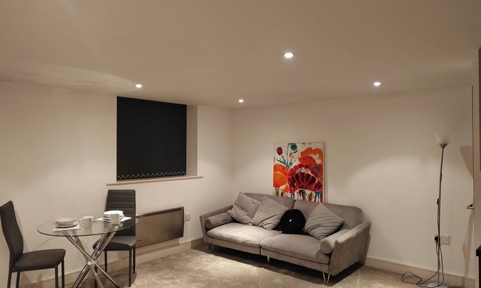 Grange Moor Apartment | Lovely 1 bed apartment -contractors welcome