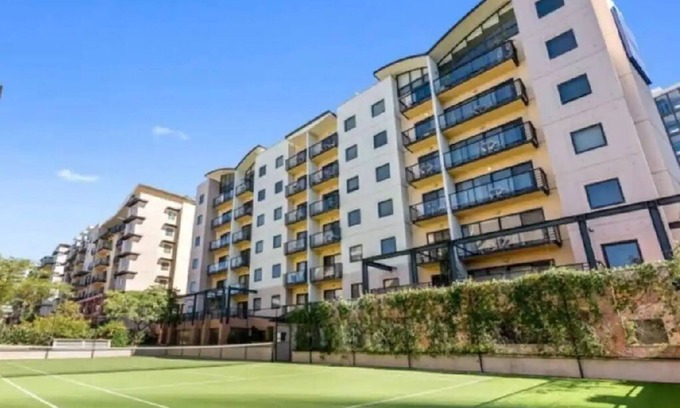 Perth Central Business District Apartment | Lovely 1 bed city pad with pool, free parking, gym