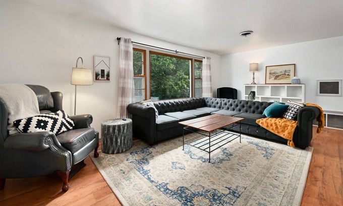 South Kansas City Apartment | Lovely 1 bed Nature Retreat Huge Yard Pets Welcome!