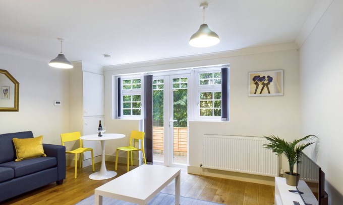Redhill Apartment | Lovely 1-bed Redhill town centre serviced apartment