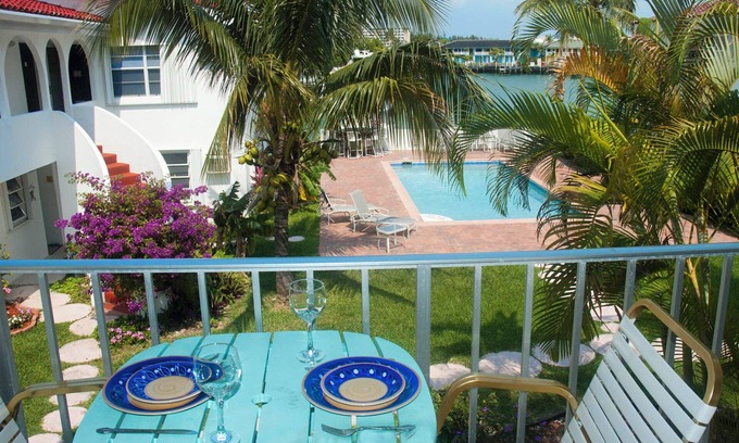 Lucaya Apartment | Lovely 1-bed waterfront apartment very close to shops beaches and all amenities