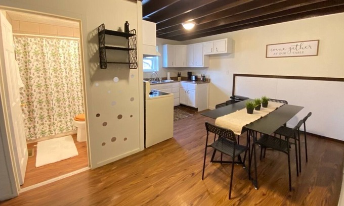 Babe Denny Apartment | Lovely 1 Bedroom Apartment Close To It All!