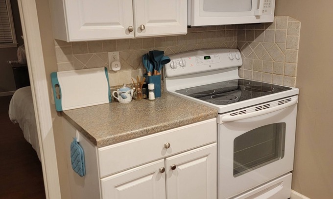 Piscataway House | Lovely 1-Bedroom Apartment -Less then 2 miles from RUTGERS