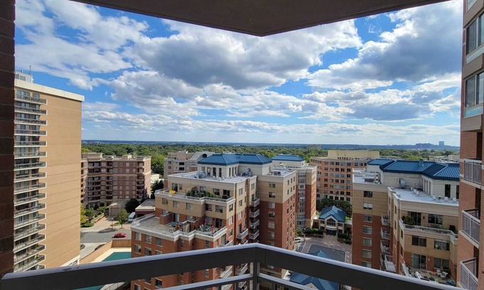 Ballston Condo | Lovely 1-Bedroom Condo with Pool and City View
