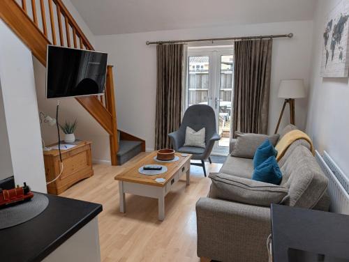 Newborough Apartment | Lovely 1 Bedroom House with Private Garden and Parking