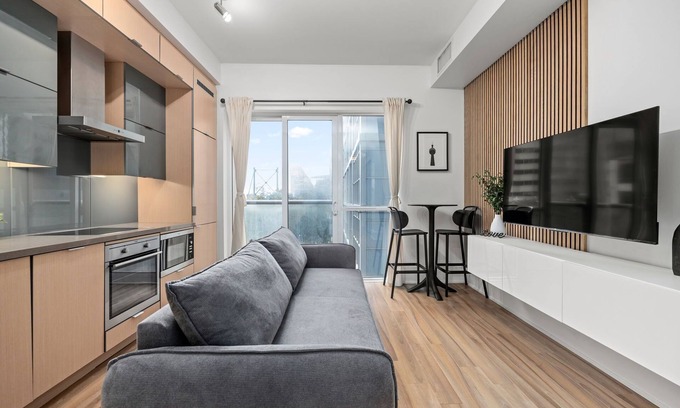 Toronto Entertainment District Condo | Lovely 1 BR Suite + Gym + Pool, MTCC, CN Tower