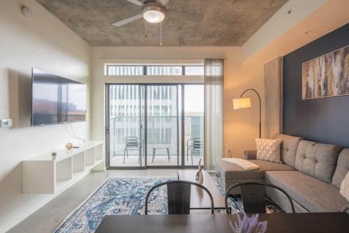 Evans Churchill Apartment | Lovely 1BD - Central Downtown - Gym, Pool, Parking