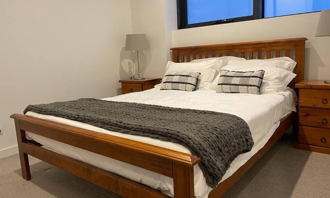 Moonee Ponds Apartment | Lovely 1BD condo with free parking city view