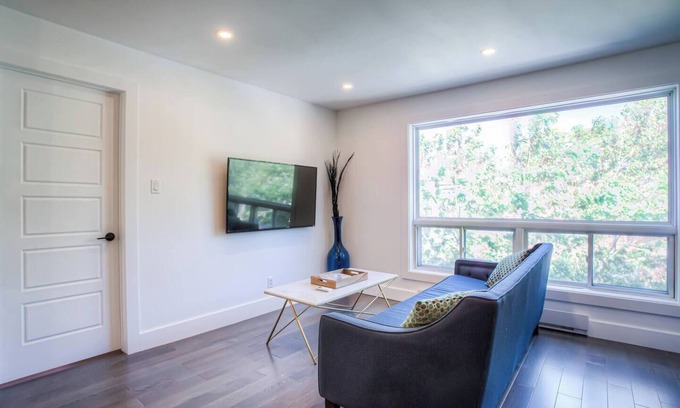 Pointe-Saint-Charles Apartment | Lovely 2 BDRs renovated condo near DT, metro