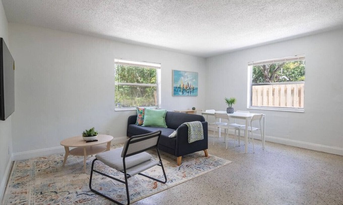 Riverside Park Apartment | Lovely 2 bed 1 Bath near Las Olas W/Free parking!