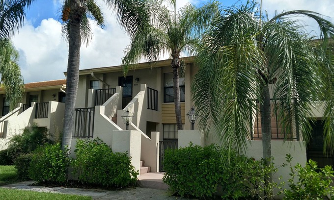Braden River Condo | Lovely 2 Bed 2 Bathroom Condo in a overlooking a lake and the golf course