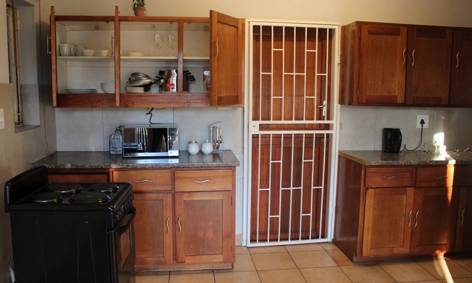 Pretoria North House | Lovely 2 Bed House 5min Walk To Pretoria North Mall Free Netflix
