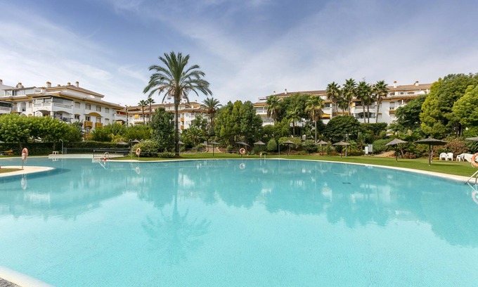 Marbella Apartment | Lovely 2 Bed in Dama de Noche Pool + Wifi - RDR220