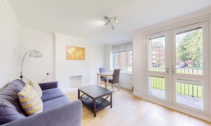 Putney Apartment | Lovely 2 Bed with Balcony near East Putney Station