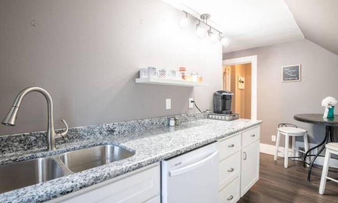 Metamora Apartment | Lovely 2 Bedroom 1 block From the Town Square