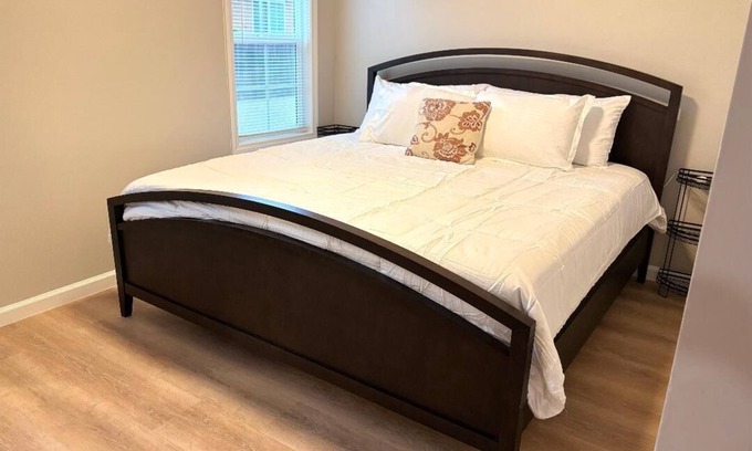 Inglewood Apartment | Lovely 2-bedroom apartment with WiFi, king size bed & parking in Inglewood