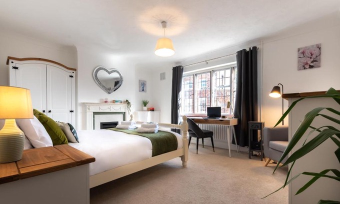 Chichester Apartment | Lovely 2-bedroom apartment in Chichester.