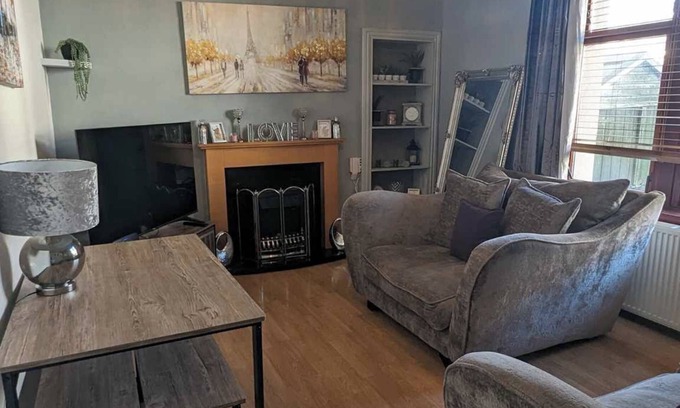 Glenisla Apartment | Lovely 2-bedroom apartment with WiFi in charming Dundee