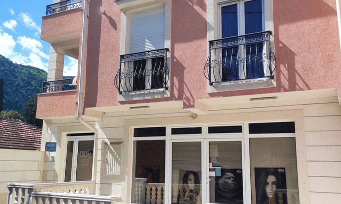 Skaljari Apartment | Lovely 2-bedroom apartment with free parking