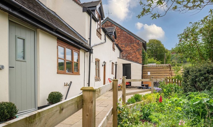 Pontesbury House | Lovely 2 Bedroom Countryside Hot Tub Retreat