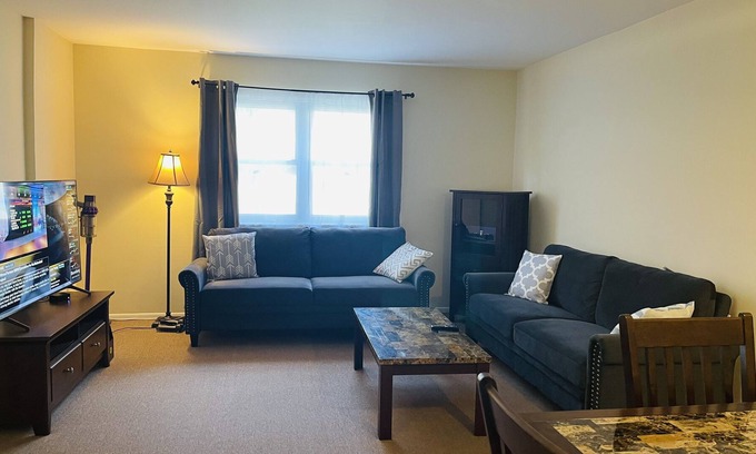 Lansdowne Apartment | Lovely 2-bedroom condo Lansdowne