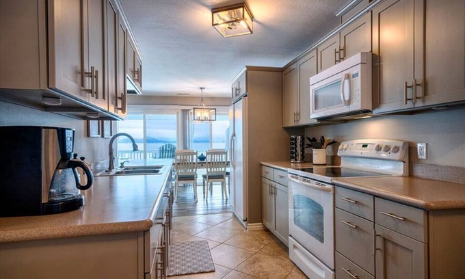 Polson Condo | Lovely 2 Bedroom Condo! Free Wi-Fi! Day Dock! Gym