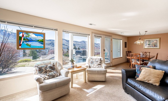 Chelan Condo | Lovely 2-bedroom condo in Chelan, close to town with mountain views
