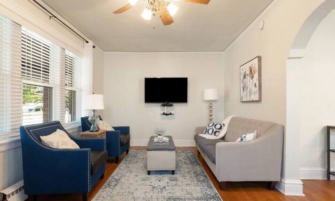 St. Louis Apartment | Lovely 2 Bedroom | Dogtown | Full Kitchen