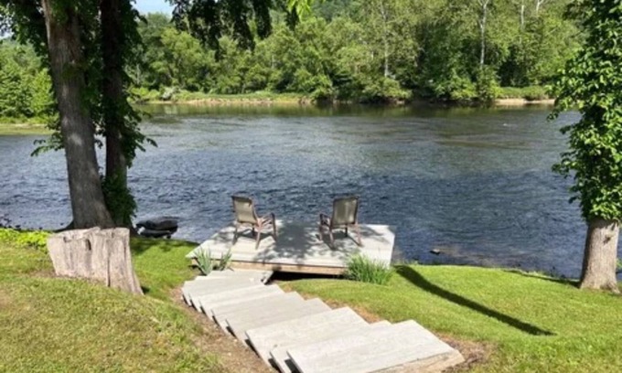 Irvine House | Lovely 2-bedroom house on the Allegheny River