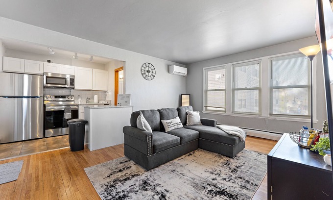 Union Park Apartment | Lovely 2 Bedroom Rental Blocks Away From Allianz!