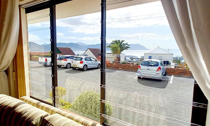 Simon's Town Apartment | Lovely 2 bedroom self catering apartment with beautiful sea view