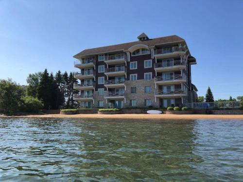 Traverse City House | Lovely 2-bedroom Suite with lots of Amenities