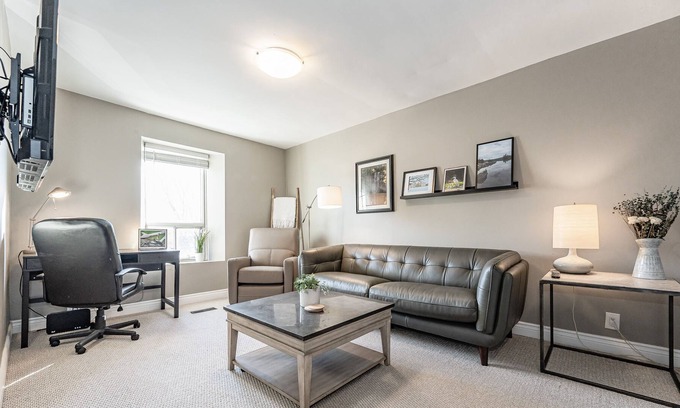Hamilton Apartment | Lovely 2-Bedroom Suite with King Bed and Fast Wifi