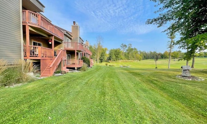 Hill City Apartment | Lovely 2-bedroom villa on The Hills Golf Course