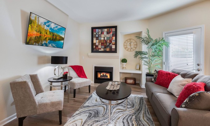 Roseville Apartment | Lovely 2-Bedroom With Private Garage For Long Stays