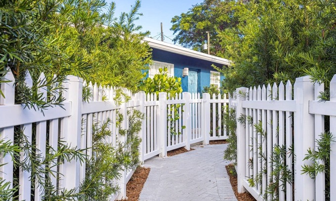 Sailboat Bend Apartment | Lovely 2 BR Condo With Free Parking on Premises