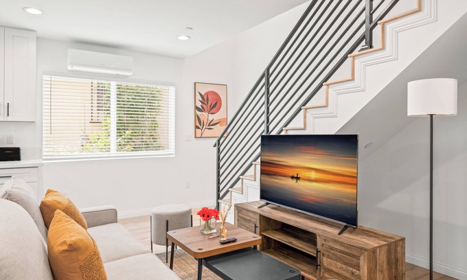 Alhambra House | Lovely 2 floor, 3-bedroom house in Alhambra with AC