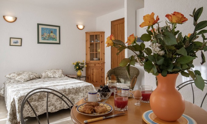 Saint-Paul-de-Vence Apartment | Lovely 2 person studio with terrace and garden in a villa in St Paul de Vence