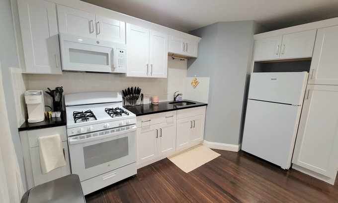 Bridgeport Apartment | Lovely 2bd close to Major Attractions!