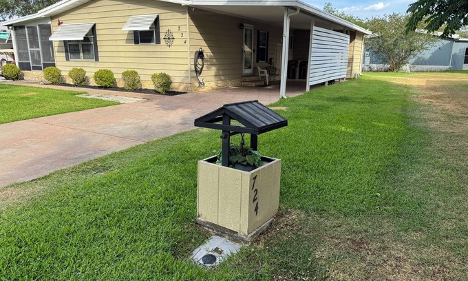 Silver Lake House | Lovely 2BR/2BA in Silver Lake of The Villages w/Golf Cart