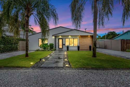Lake Ridge House | Lovely 2BR 2BA Modern Flat with Vibrant Backyard