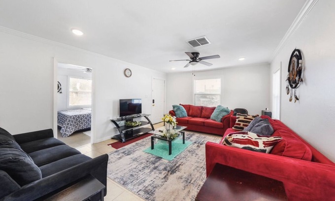 Houston House | Lovely 3/1-Bedroom vacation home