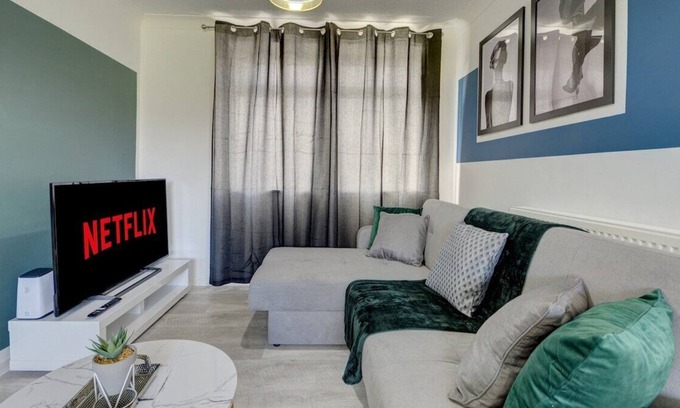 Hull Apartment | Lovely 3 Bed house in Central Hull - Sleeps 7