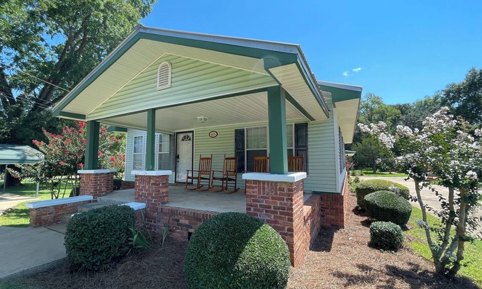 Bainbridge House | Lovely 3-bed 2 bath house with boat parking in charming Bainbridge