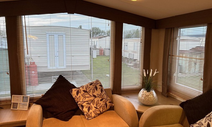 Clacton-on-Sea House | Lovely 3 bed caravan near the beach, ideal for families!