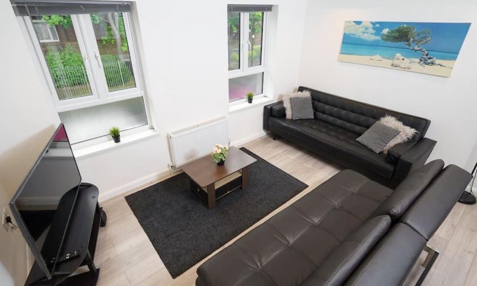 Homerton Apartment | Lovely 3 Bed Flat in a Great Location in London