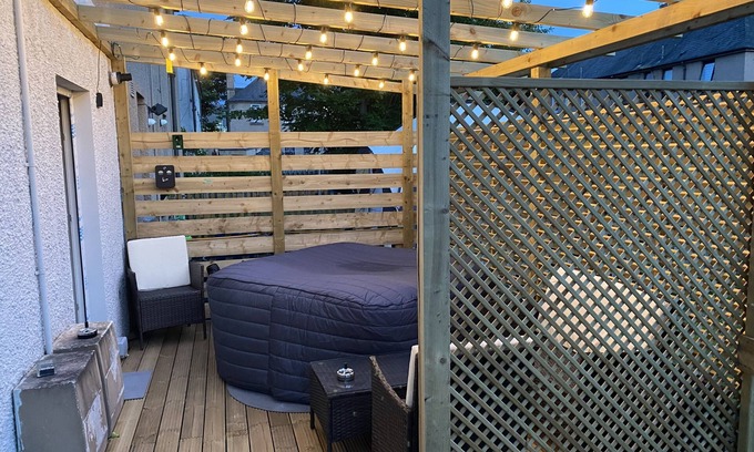 East Pilton Apartment | Lovely 3 bed, garden Jacuzzi, driveway, free Wifi, close Airport and centre