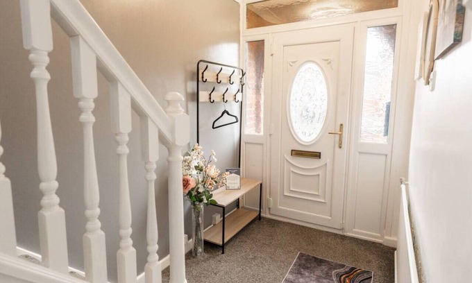 Ellesmere Port House | Lovely 3 Bed Home in Ellesmere Port - With Parking